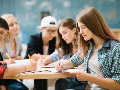 U saradnji sa Centrom za savremeno lečenje vena i vaskularnim hirurgom, dr Dariom Jocićem sudenti medicine će imali priliku da se, kroz edukaciju i praktične primere, upoznaju sa svim aspektima minimalno invazivnih pristupa lečenja ove rasprostranjene bolesti.